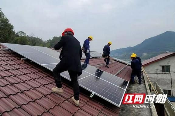 屋顶光伏安装工人价格一块光伏板多少钱 钢结构桁架设计 第4张 屋顶光伏安装工人价格一块光伏板多少钱 钢结构桁架设计 第4张