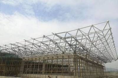 如何选择钢网架结构施工方案（钢网架结构施工安全措施）
