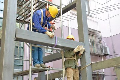 哪里有安装电梯钢结构的师傅(钢结构安装师傅工资标准) 钢结构玻璃栈道设计 第1张 哪里有安装电梯钢结构的师傅(钢结构安装师傅工资标准) 钢结构玻璃栈道设计 第1张