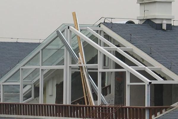 搭建光伏阳光房政府允许吗?(光伏阳光房补贴政策详情,光伏阳光房设计注意事项) 钢结构玻璃栈道施工 第1张 搭建光伏阳光房政府允许吗?(光伏阳光房补贴政策详情,光伏阳光房设计注意事项) 钢结构玻璃栈道施工 第1张